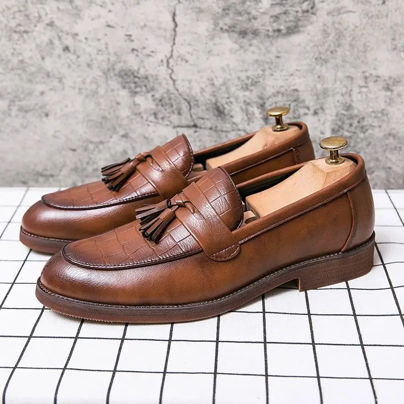 2024 Men's Casual Leather Loers Luxury Band Slip-On oes round Toe Leather Upaded Version Comfortable Spring Autumn Wear
2024 Men's Casual Leather Loers Luxury Band Slip-On oes round Toe Leather Upaded Version Comfortable Spring Autumn Wear