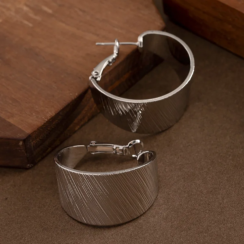 Exquisite, fashionable, exaggerated personality, large hoop earrings, elegant, simple, INS style, high-end holiday style earring
Exquisite, fashionable, exaggerated personality, large hoop earrings, elegant, simple, INS style, high-end holiday style earring