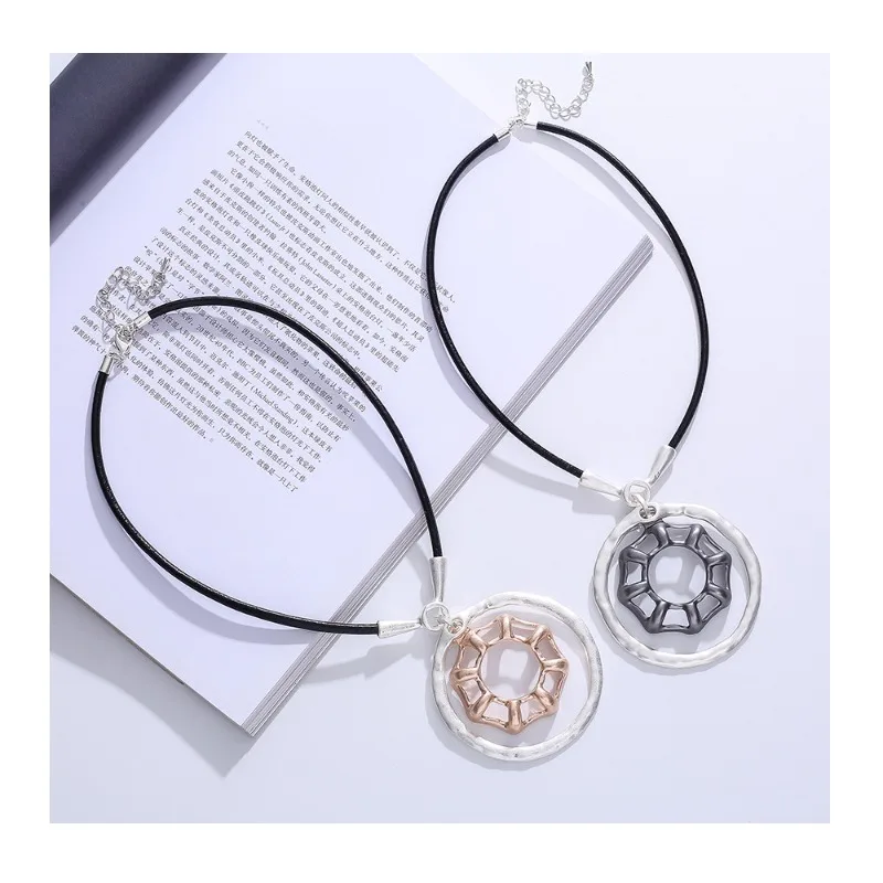 Foreign Trade Women's Personalized Fashion Geometric Jewelry Leather Rope Metal Short Necklace Light Luxury
Foreign Trade Women's Personalized Fashion Geometric Jewelry Leather Rope Metal Short Necklace Light Luxury
