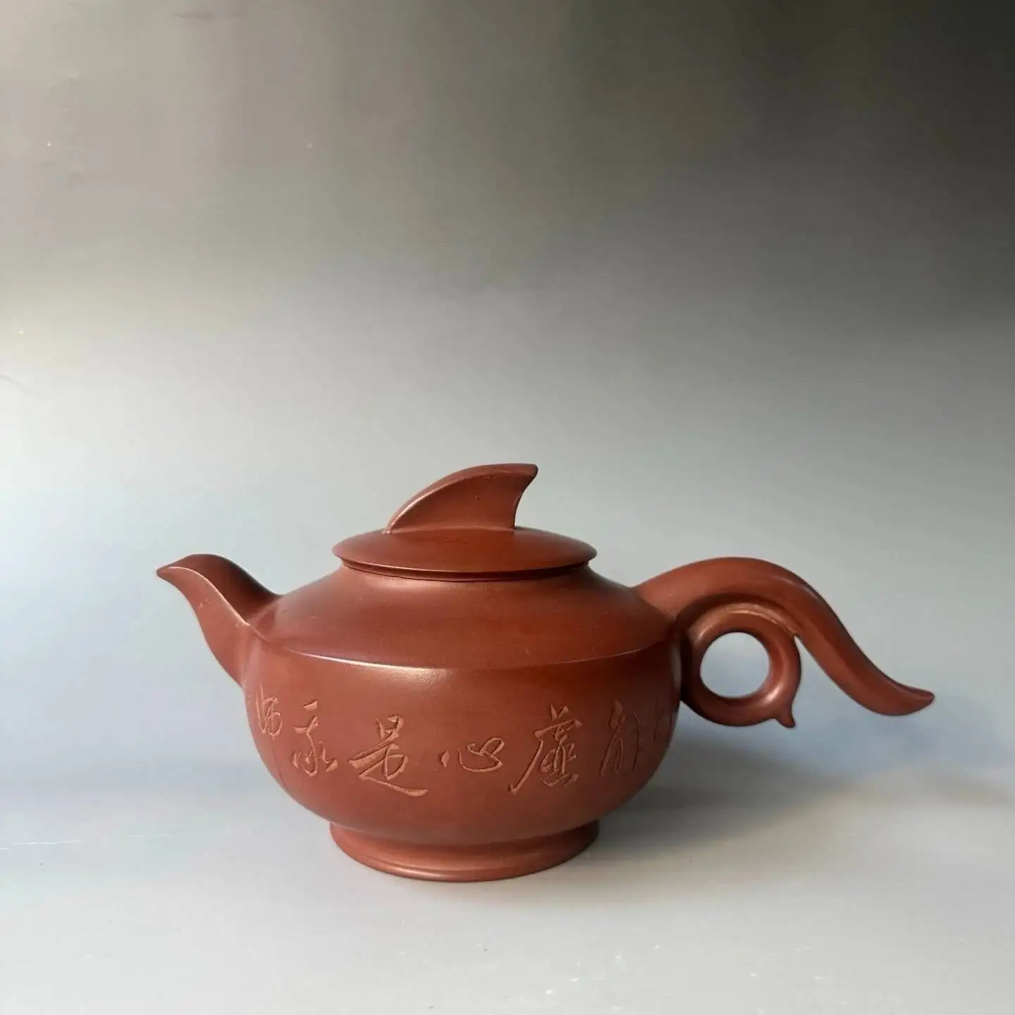 China Yi Xing Zisha Clay Handmade Exquisite Feixiang Teapot 600cc
China Yi Xing Zisha Clay Handmade Exquisite Feixiang Teapot 600cc