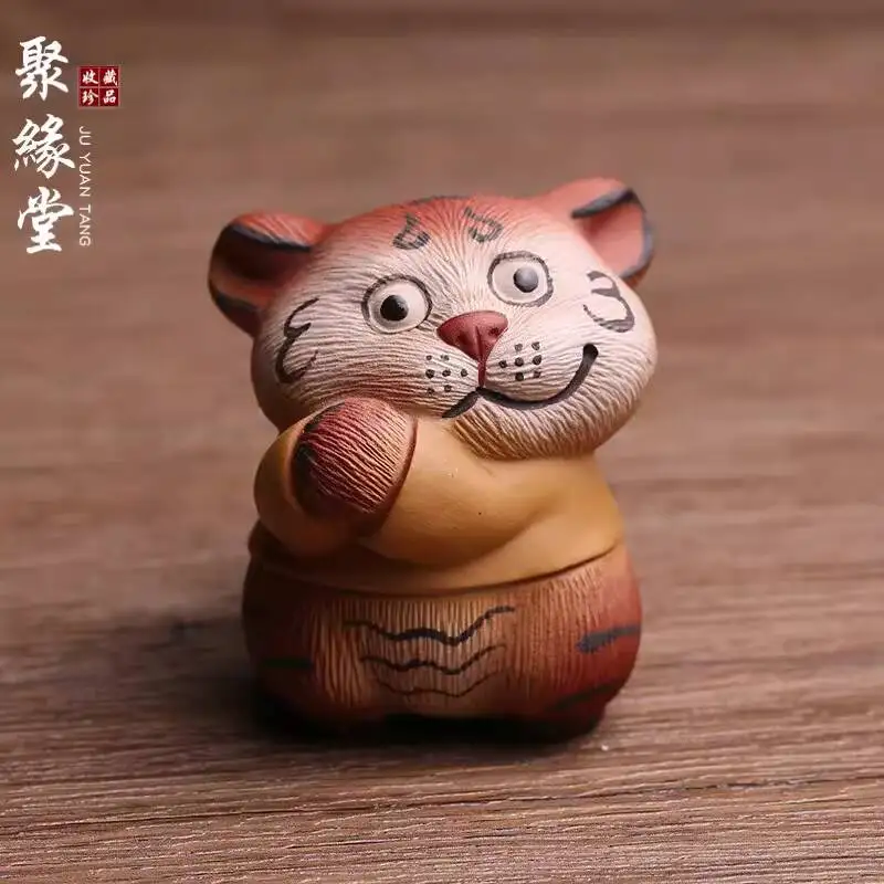 Декоративная фигурка тигра из исинской фиолетовой глины, привлекающая богатство, полностью ручная работа Чжао Юнхуэя, набор, чайные аксессуары, высокое качество, Can
Декоративная фигурка тигра из исинской фиолетовой глины, привлекающая богатство, полностью ручная работа Чжао Юнхуэя, набор, чайные аксессуары, высокое качество, Can