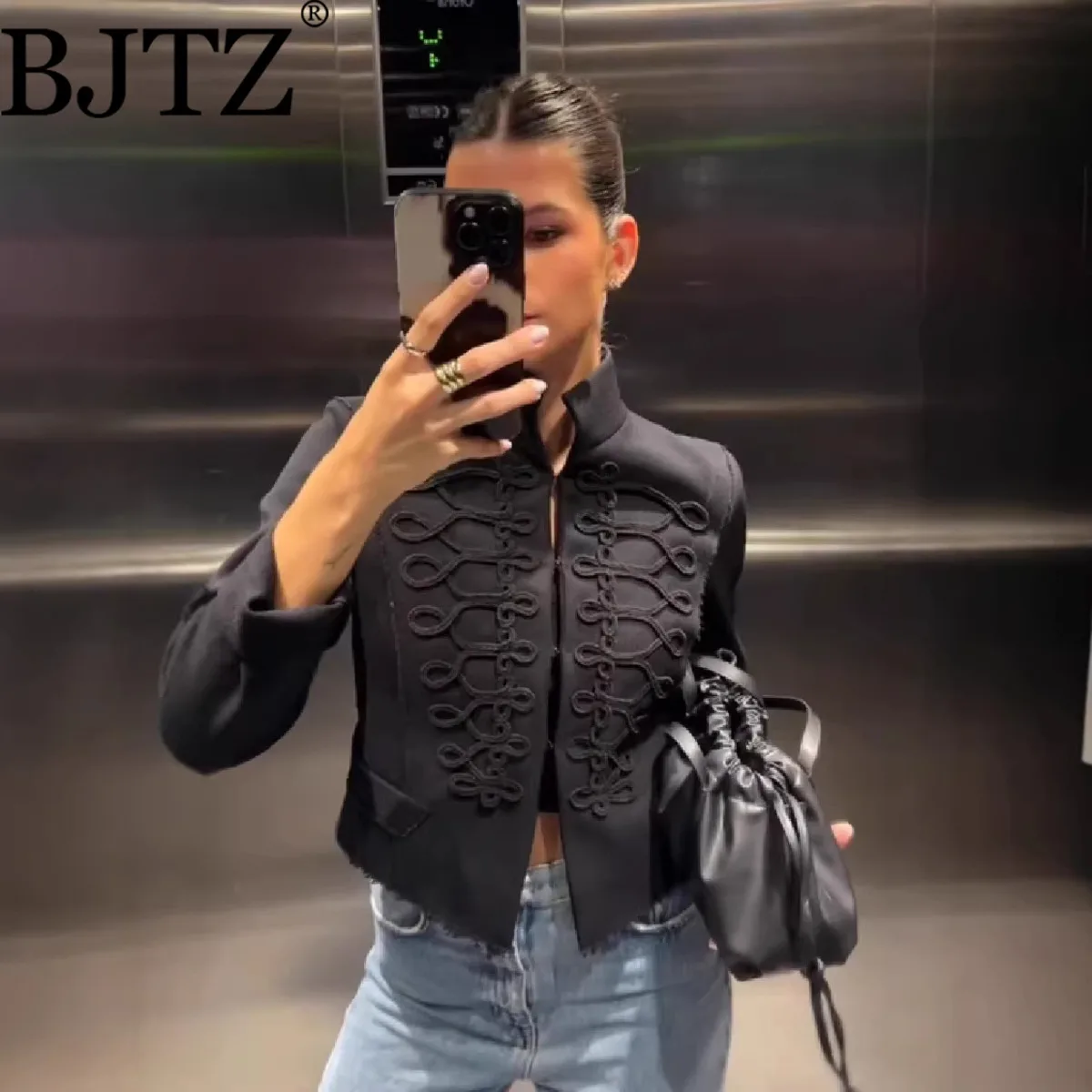 Женская куртка весна-осень 2026: Ретро-стиль, воротник-стойка, застежка на пуговицах, короткое пальто, персонализированная элегантная верхняя одежда для женщин
Женская куртка весна-осень 2026: Ретро-стиль, воротник-стойка, застежка на пуговицах, короткое пальто, персонализированная элегантная верхняя одежда для женщин