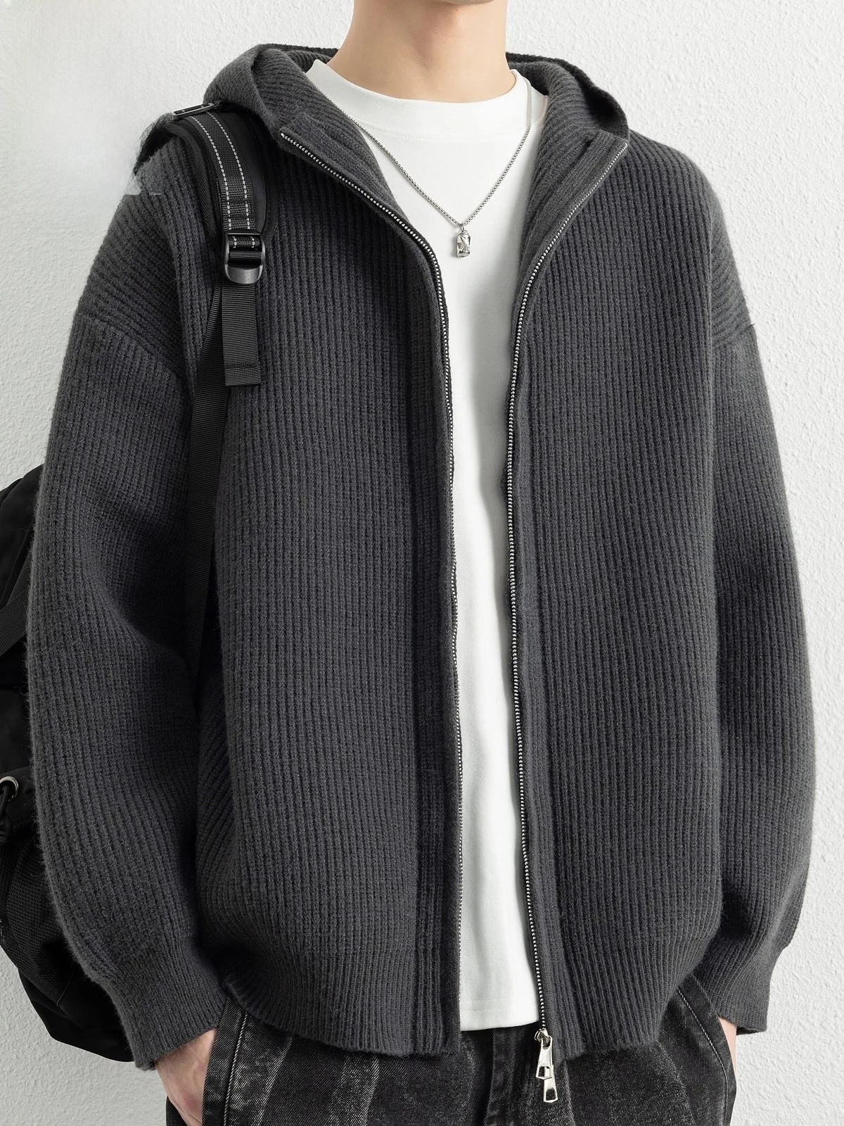 Мужской вязаный кардиган с капюшоном, весна 2026: простой, модный, американский стиль, верхняя одежда для молодежи, повседневный образ
Мужской вязаный кардиган с капюшоном, весна 2026: простой, модный, американский стиль, верхняя одежда для молодежи, повседневный образ