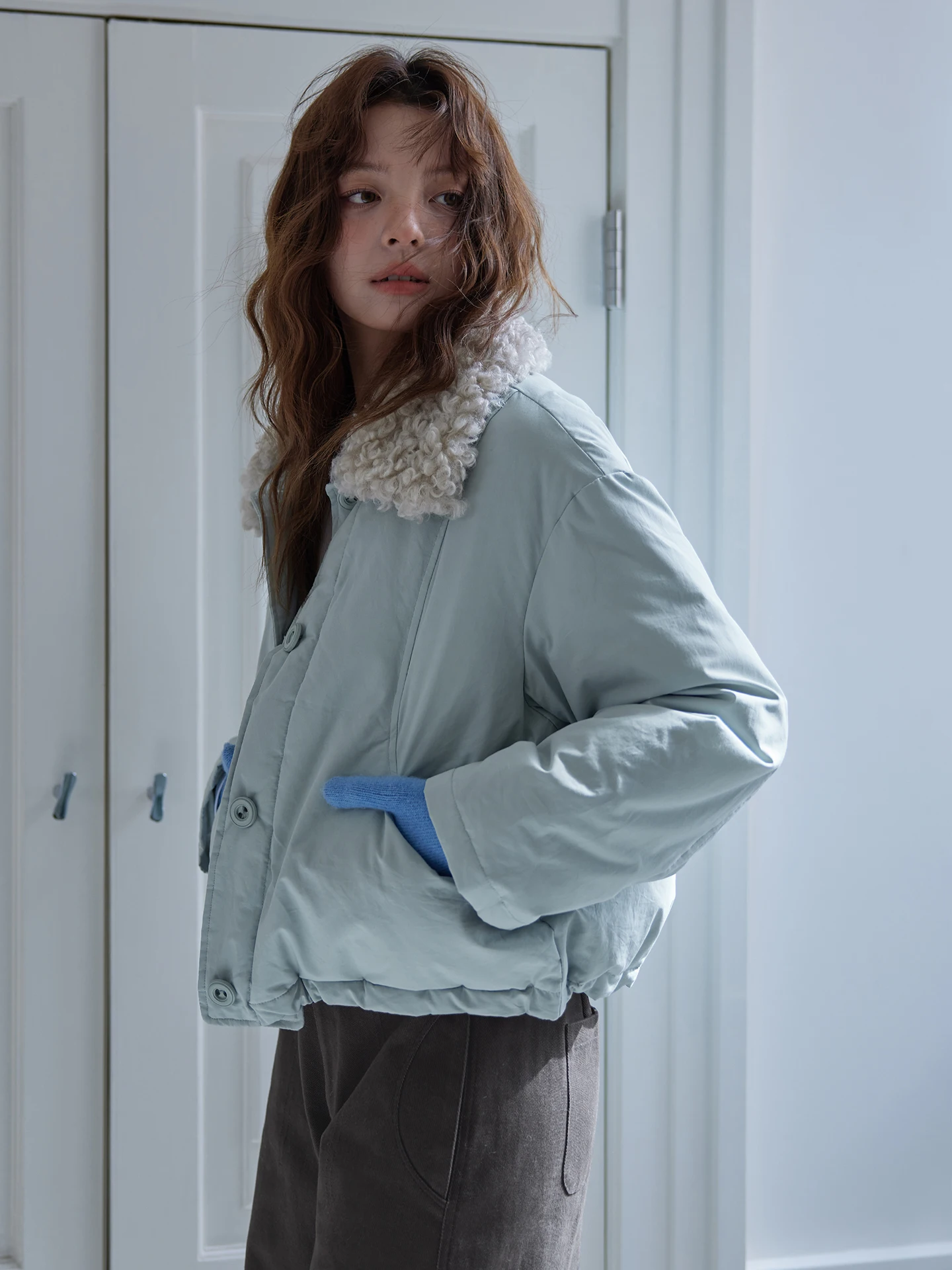 Женская утепленная синяя стеганая куртка Mlife с меховым воротником и укороченным поясом, теплая, с наполнителем из белого пуха Du Duling
Женская утепленная синяя стеганая куртка Mlife с меховым воротником и укороченным поясом, теплая, с наполнителем из белого пуха Du Duling