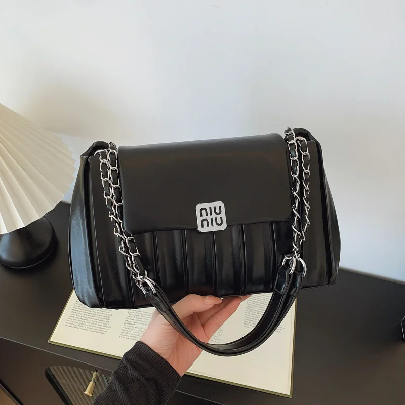 2025 Artisanal Chain Crossbody Bag Women Textured Stripe Convertible Shoulder Underarm Euro-Chic Commute Essentials Minimalist
2025 Artisanal Chain Crossbody Bag Women Textured Stripe Convertible Shoulder Underarm Euro-Chic Commute Essentials Minimalist