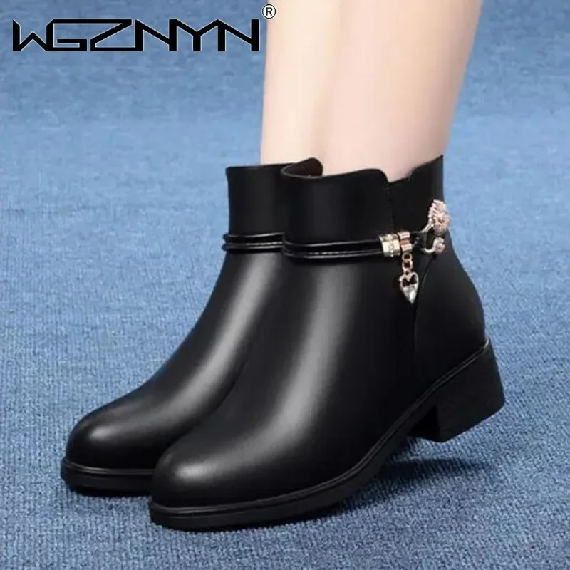 Fashion Soft Leather Mother Cotton Shoes Autumn Winter Middle Heel Rhinestone Womens Snow Boots Comfortable Soft Sole Short Boot
Fashion Soft Leather Mother Cotton Shoes Autumn Winter Middle Heel Rhinestone Womens Snow Boots Comfortable Soft Sole Short Boot