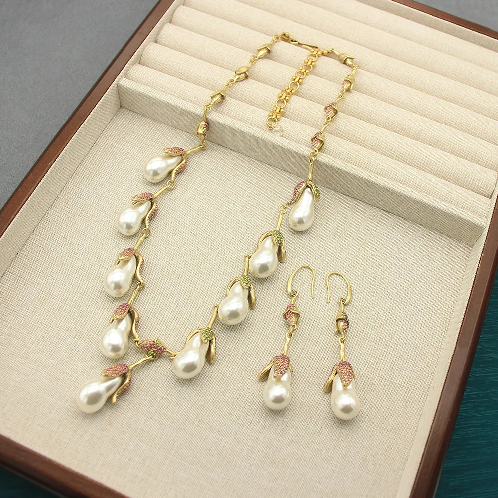 Новинка 2023 года, металлическая цепочка золотого цвета, колье-колье, женские бусины из искусственного жемчуга, эффектное короткое ожерелье, ювелирные аксессуары
Новинка 2023 года, металлическая цепочка золотого цвета, колье-колье, женские бусины из искусственного жемчуга, эффектное короткое ожерелье, ювелирные аксессуары