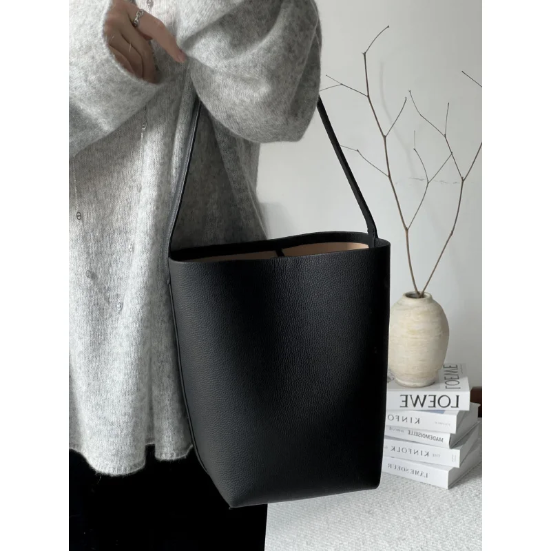 Новая сумка-ведро из коровьей кожи, большая вместимость, натуральная кожа, модная, популярная среди женщин, дизайнерская, роскошная, высококачественная сумка через плечо
Новая сумка-ведро из коровьей кожи, большая вместимость, натуральная кожа, модная, популярная среди женщин, дизайнерская, роскошная, высококачественная сумка через плечо