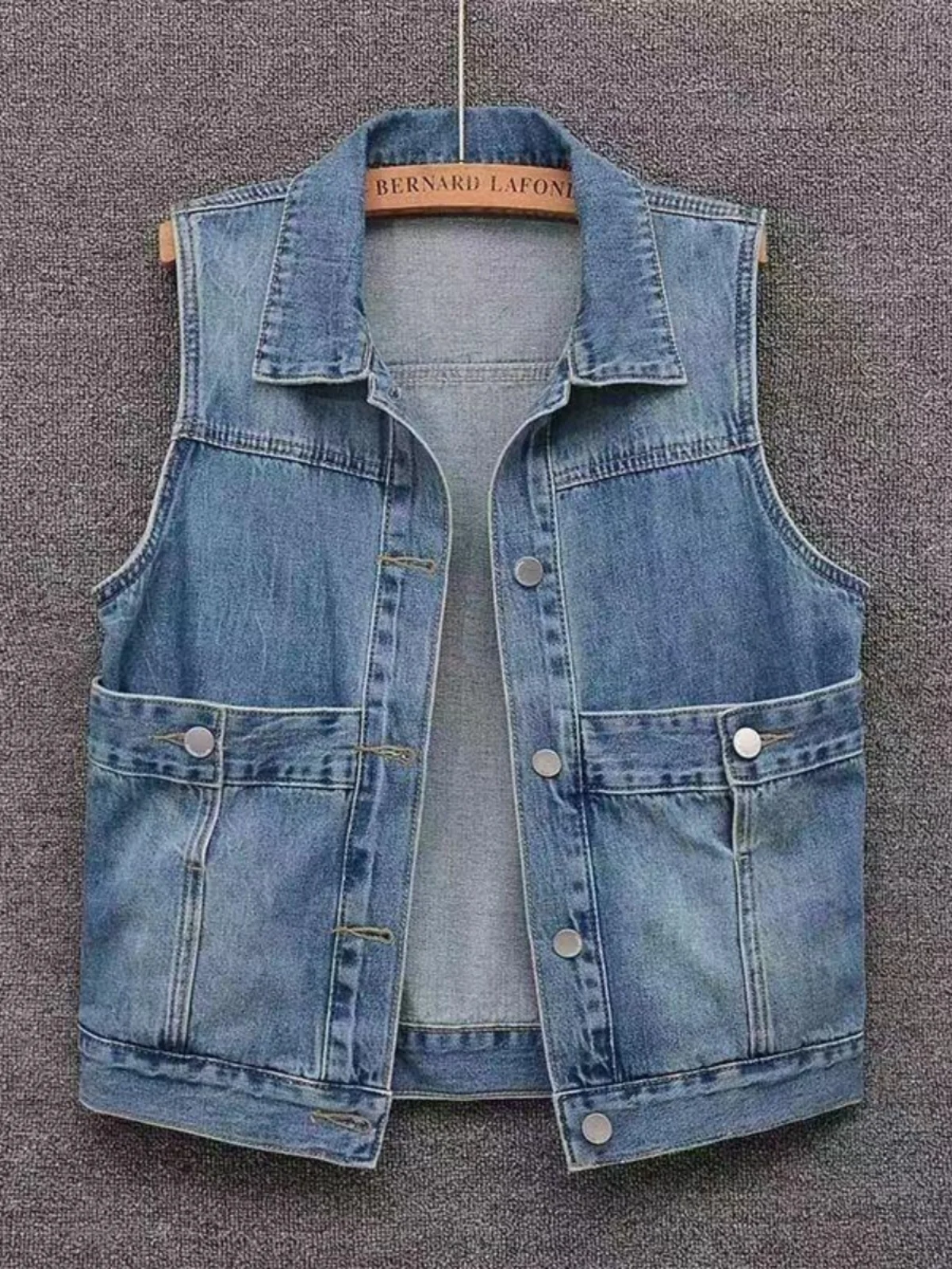 Весна-лето 2025: Модный женский джинсовый жилет-куртка с большими карманами, укороченный, на одной пуговице
Весна-лето 2025: Модный женский джинсовый жилет-куртка с большими карманами, укороченный, на одной пуговице