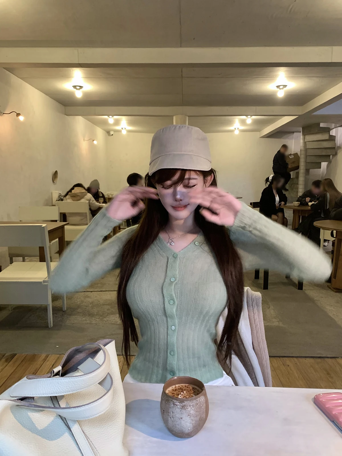 Женская трикотажная кофта Slim Fit с V-образным вырезом и пуговицами, из полиэстера, для зимнего сезона, модный дизайн, повседневная.
Женская трикотажная кофта Slim Fit с V-образным вырезом и пуговицами, из полиэстера, для зимнего сезона, модный дизайн, повседневная.