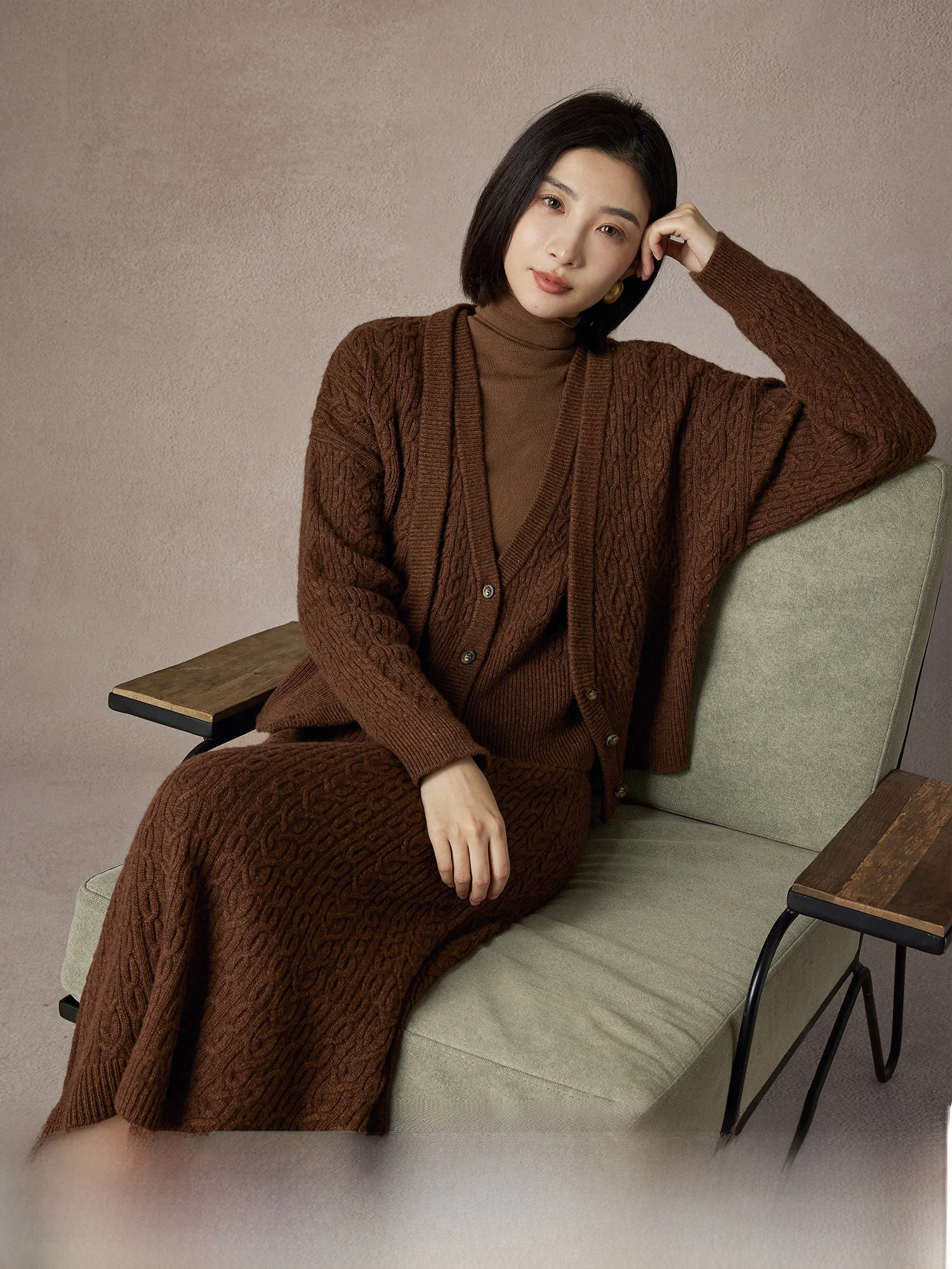 Classic Commuter Style Cashmere Open Cardigan Vest Skirt Set for Women Loose Fit Medium Softness Long Sleeve V-Neck
Classic Commuter Style Cashmere Open Cardigan Vest Skirt Set for Women Loose Fit Medium Softness Long Sleeve V-Neck