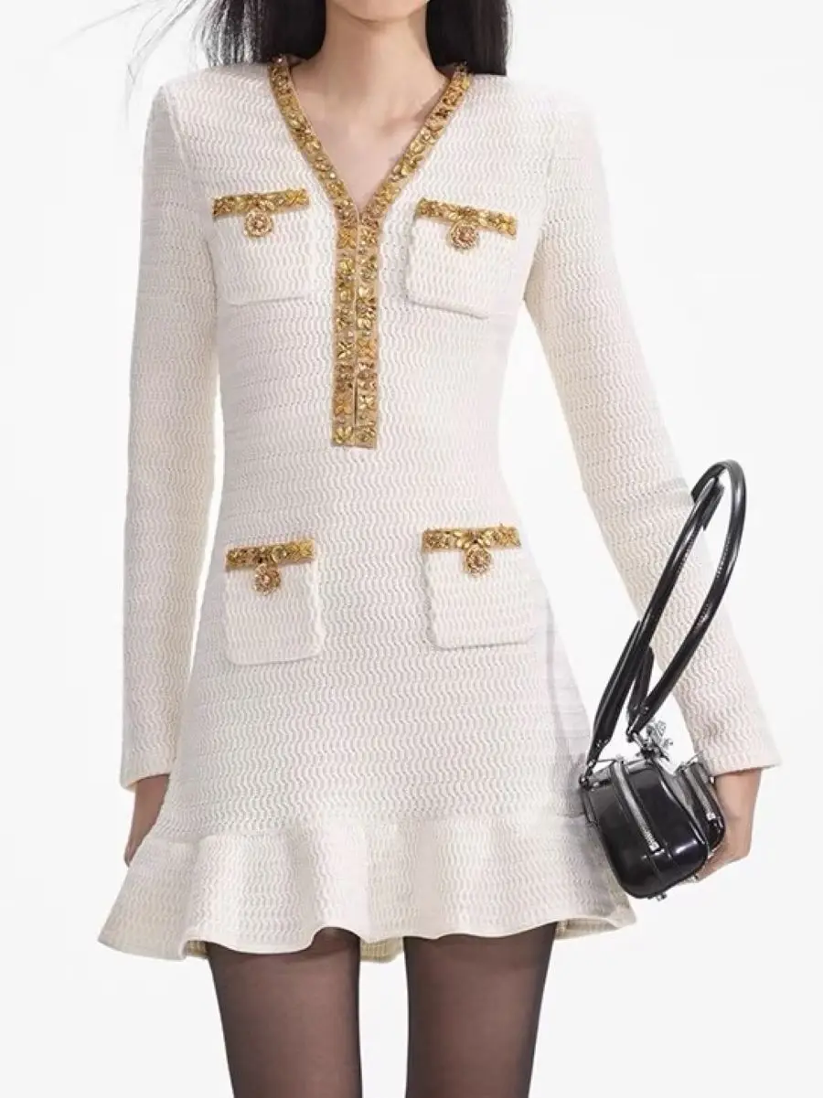 Diamond Decoration Women's Knitted Dress Early Spring 2025 V-Neck Long Sleeve Hem Ruffles Fashion Female Mini Robe
Diamond Decoration Women's Knitted Dress Early Spring 2025 V-Neck Long Sleeve Hem Ruffles Fashion Female Mini Robe