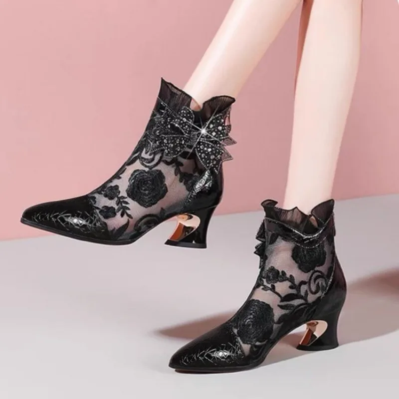 2025 Plus Size Women's Fashion Boots Lace Embroidery Ankle Sandal Boots Crystal Bow Tie Back Zip Stylish Retro Summer Footwear
2025 Plus Size Women's Fashion Boots Lace Embroidery Ankle Sandal Boots Crystal Bow Tie Back Zip Stylish Retro Summer Footwear