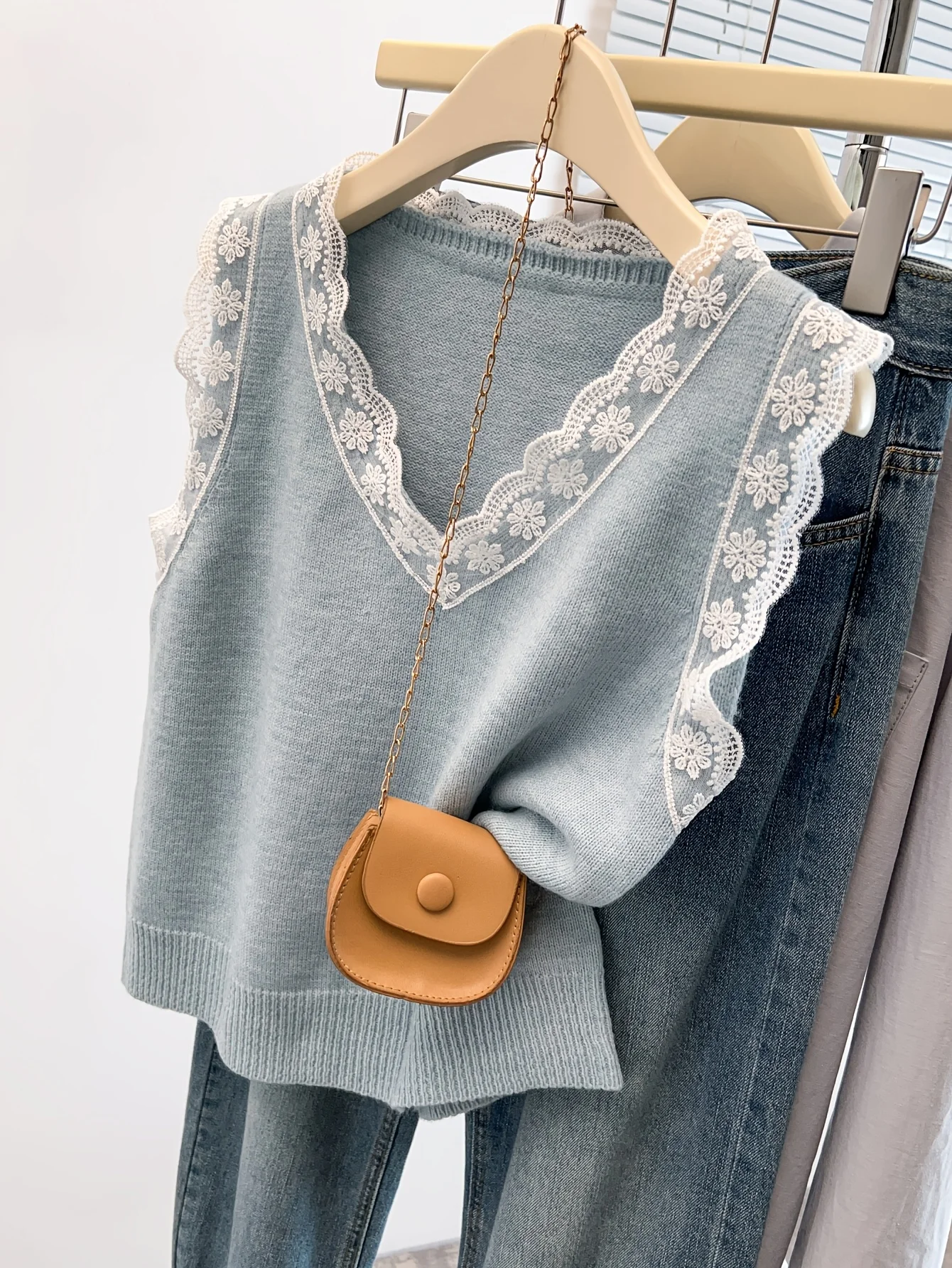 Women's Sweet Lace Sleeveless Knit Tank Top Soft Breathable Summer Casual Elegant Blouse
Women's Sweet Lace Sleeveless Knit Tank Top Soft Breathable Summer Casual Elegant Blouse