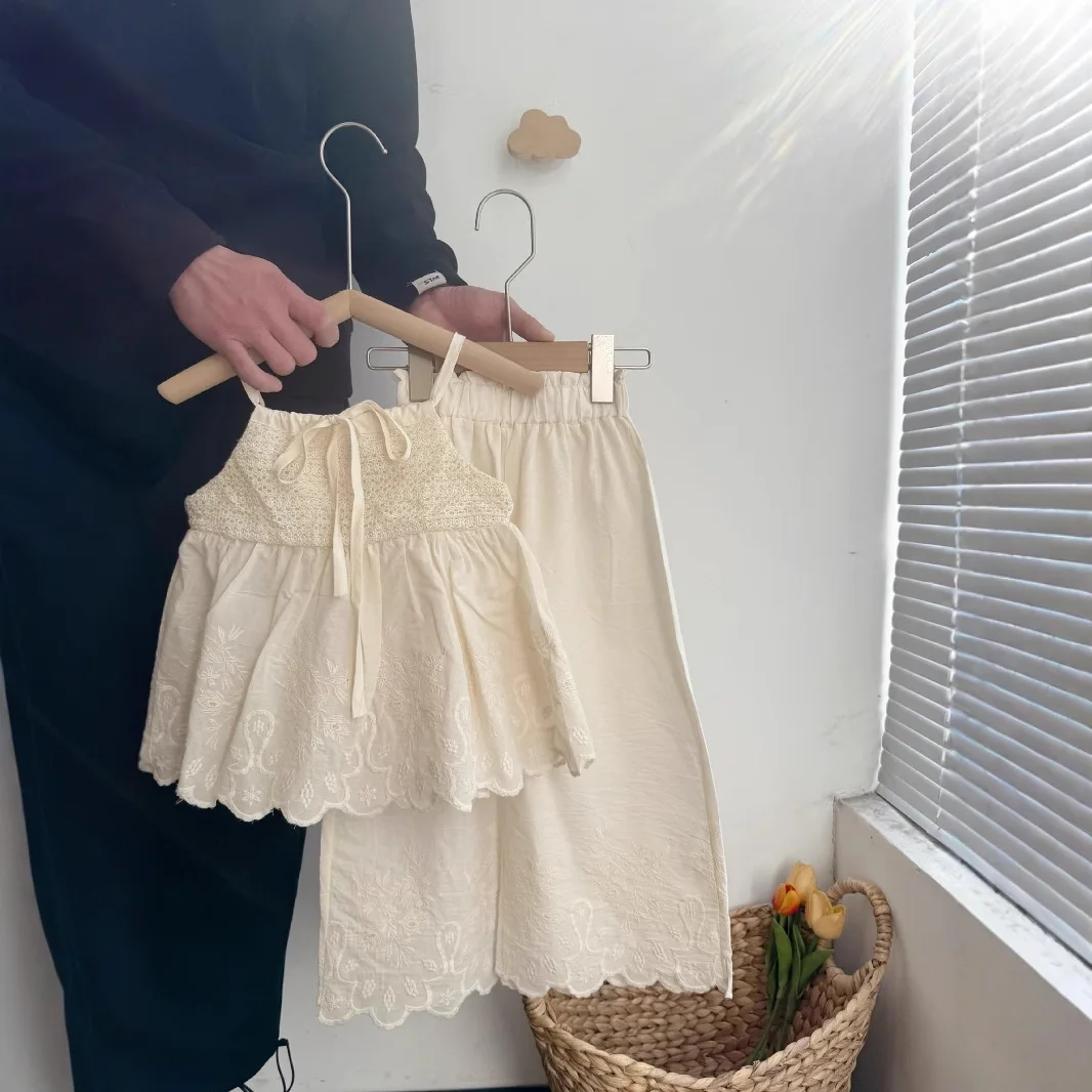 2025 Summer New Ins Children's Clothing Korean Edition Wide Leg Pants Strap Female Baby Embroidered Retro Splicing Strap Cover
2025 Summer New Ins Children's Clothing Korean Edition Wide Leg Pants Strap Female Baby Embroidered Retro Splicing Strap Cover