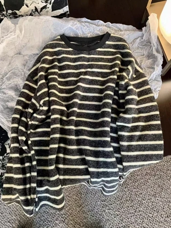 Женская свободная винтажная полосатая футболка больших размеров из австралийского бархата в корейском стиле, утепленная, с длинным рукавом, шикарный базовый слой
Женская свободная винтажная полосатая футболка больших размеров из австралийского бархата в корейском стиле, утепленная, с длинным рукавом, шикарный базовый слой