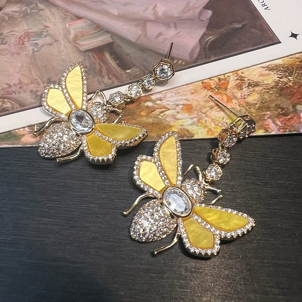 Lively Bee Earrings Copper Plated Real Gold Micro-Inlaid Zircon Exquisite Luxury Earrings Animal Jewelry Accessories for Women
Lively Bee Earrings Copper Plated Real Gold Micro-Inlaid Zircon Exquisite Luxury Earrings Animal Jewelry Accessories for Women