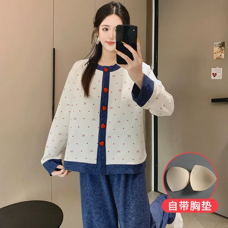 Женский пижамный комплект: модная домашняя одежда для весны и осени, пижама с подушечками для груди, милая и мягкая.
Женский пижамный комплект: модная домашняя одежда для весны и осени, пижама с подушечками для груди, милая и мягкая.