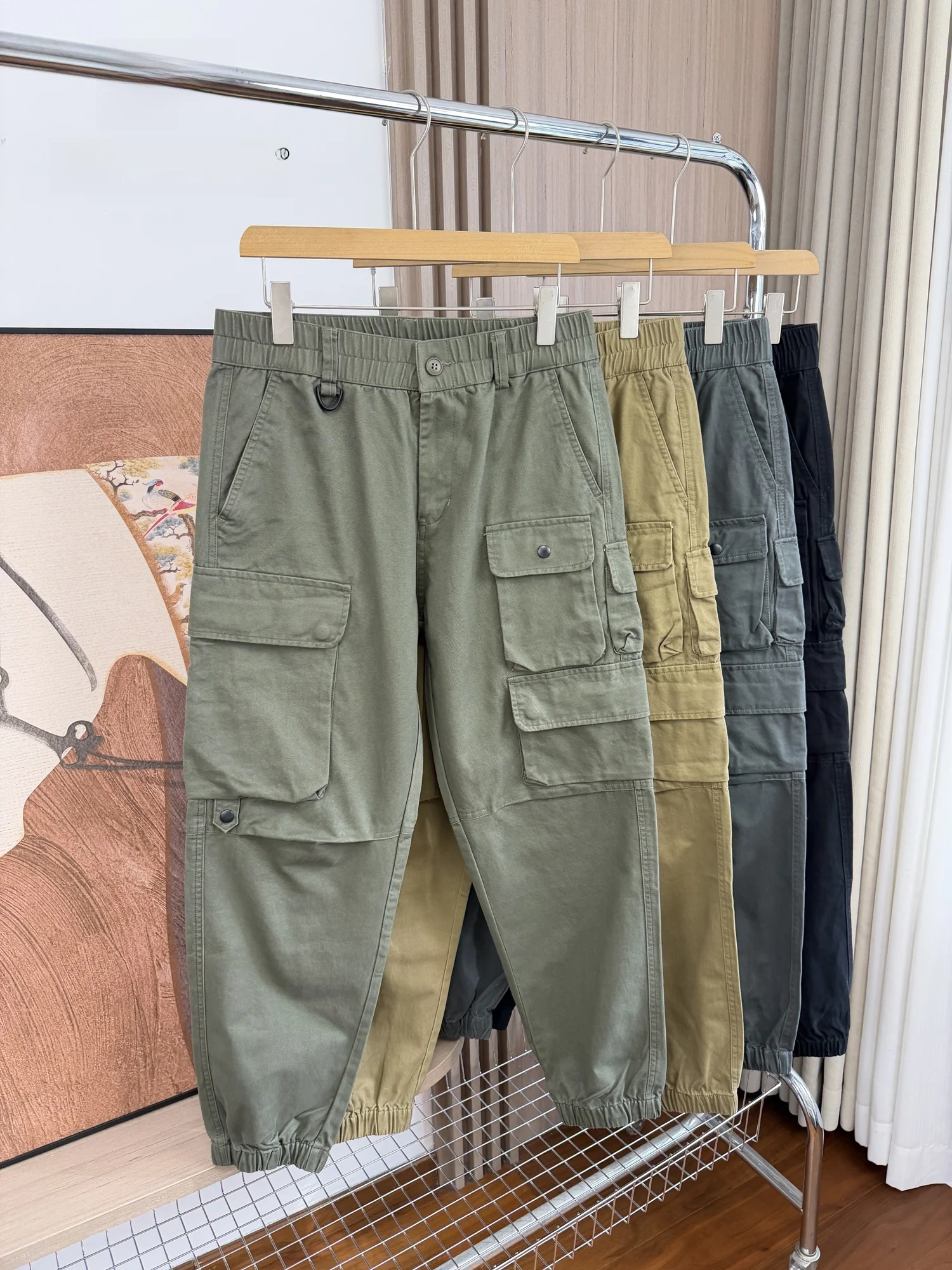 Retro Tone Large Pocket Comfortable Elastic Waist Casual Pants for Men Spring Autumn Straight Leg Workwear Loose Fit Trousers
Retro Tone Large Pocket Comfortable Elastic Waist Casual Pants for Men Spring Autumn Straight Leg Workwear Loose Fit Trousers