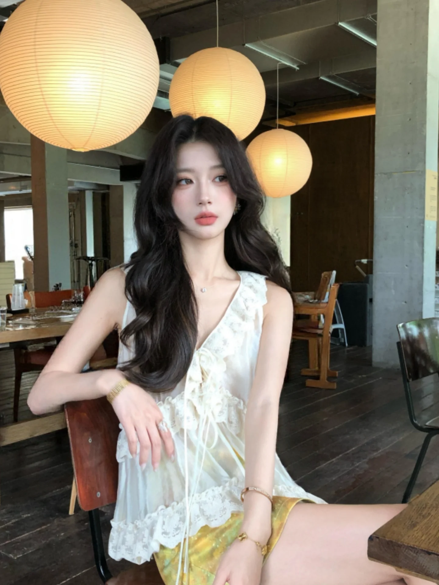 Elegant White Lace Trim V-Neck Sleeveless Vest Women's Summer Fashion Loose Fit Charming High-End Feel Pure Desire Top
Elegant White Lace Trim V-Neck Sleeveless Vest Women's Summer Fashion Loose Fit Charming High-End Feel Pure Desire Top