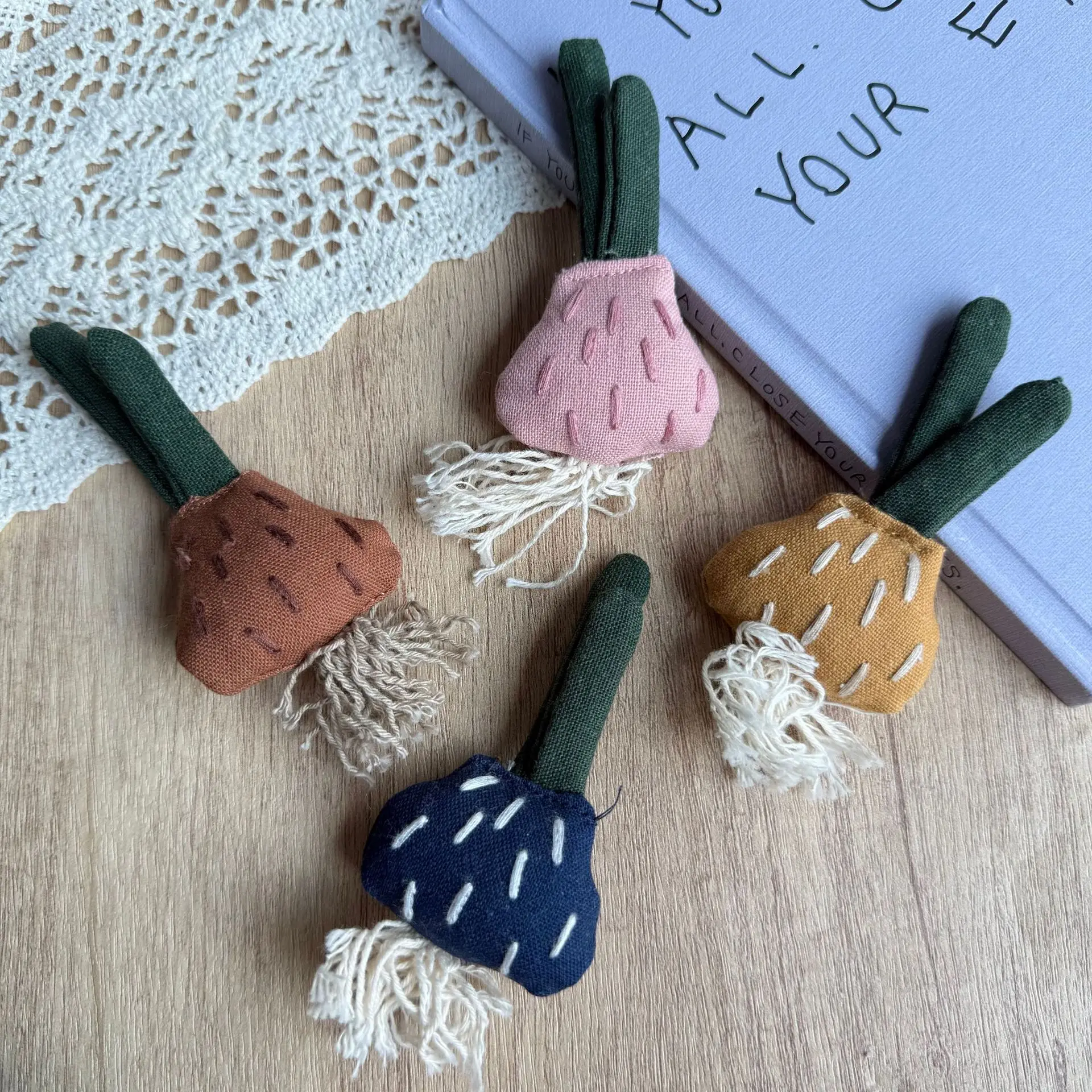 Soft Stuffed Fabric Mushroom Carrot Brooch Pin Handmade Forest for DIY Hat Scarf Bag Decoration Versatile High Quality
Soft Stuffed Fabric Mushroom Carrot Brooch Pin Handmade Forest for DIY Hat Scarf Bag Decoration Versatile High Quality