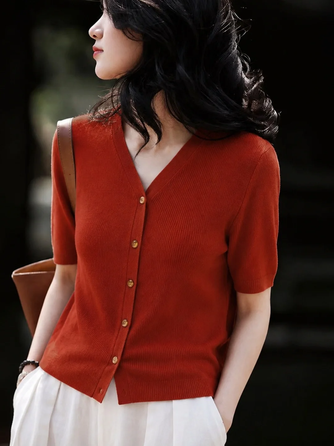 Summer Ice Silk Knitted V-Neck Single Button Short Sleeve Top Women's Fashionable Korean Design Sense Straight Cut Shirt
Summer Ice Silk Knitted V-Neck Single Button Short Sleeve Top Women's Fashionable Korean Design Sense Straight Cut Shirt