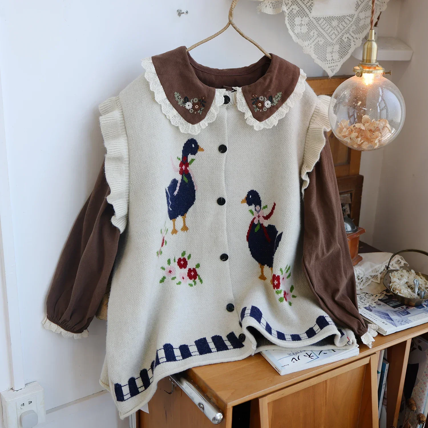 Women Winter Kawaii Cute Cartoon Duck Ruffled Knitted Sweater Vest Vintage Retro Chic Mori Girl Cottagecore Shabby Loose Vest
Women Winter Kawaii Cute Cartoon Duck Ruffled Knitted Sweater Vest Vintage Retro Chic Mori Girl Cottagecore Shabby Loose Vest