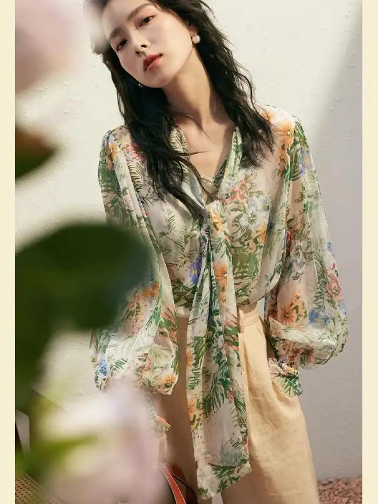 Women's Floral Print Chiffon Shirt Tagless Tailored European Style Spring Fashion Casual Loose Fit Lantern Sleeve V-Neck Top
Women's Floral Print Chiffon Shirt Tagless Tailored European Style Spring Fashion Casual Loose Fit Lantern Sleeve V-Neck Top