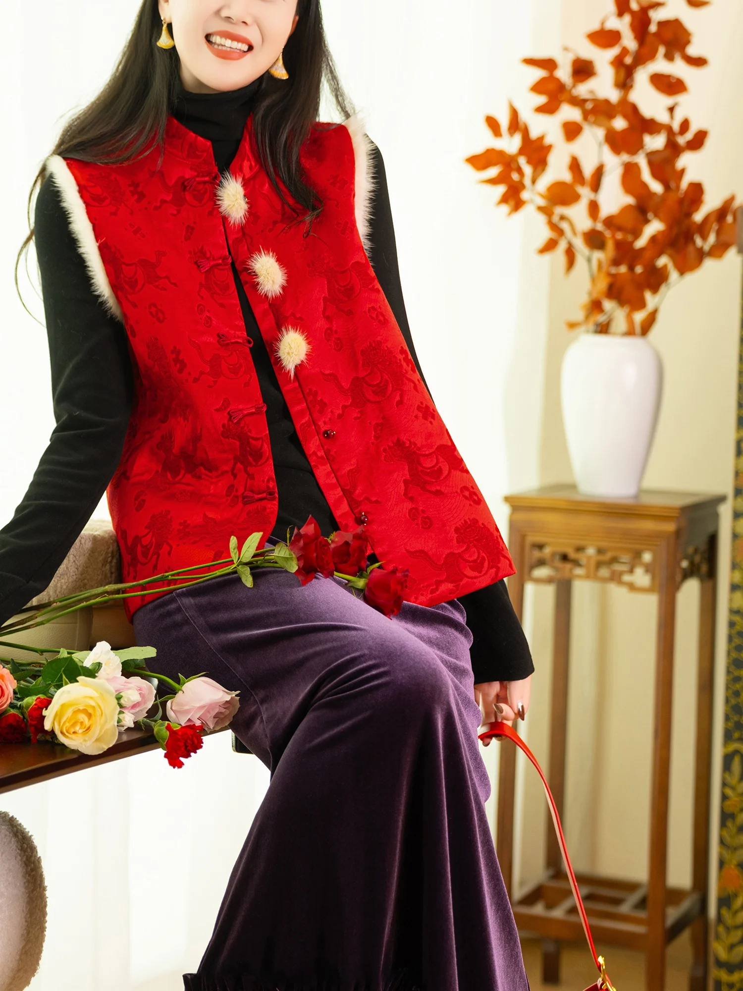 Новая женская стеганая жилетка в китайском стиле из хлопка и замши с вышивкой, шелковым бархатом, теплая повседневная модная верхняя одежда
Новая женская стеганая жилетка в китайском стиле из хлопка и замши с вышивкой, шелковым бархатом, теплая повседневная модная верхняя одежда