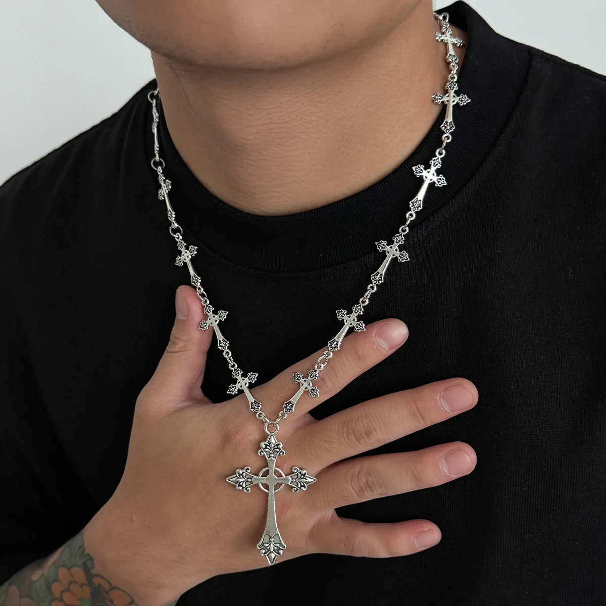 2025 New exaggerated street cross Necklace Hip Hop Retro Men Women Religious Jewelry Boys Girls Anniversary Party Birthday Gifts
2025 New exaggerated street cross Necklace Hip Hop Retro Men Women Religious Jewelry Boys Girls Anniversary Party Birthday Gifts
