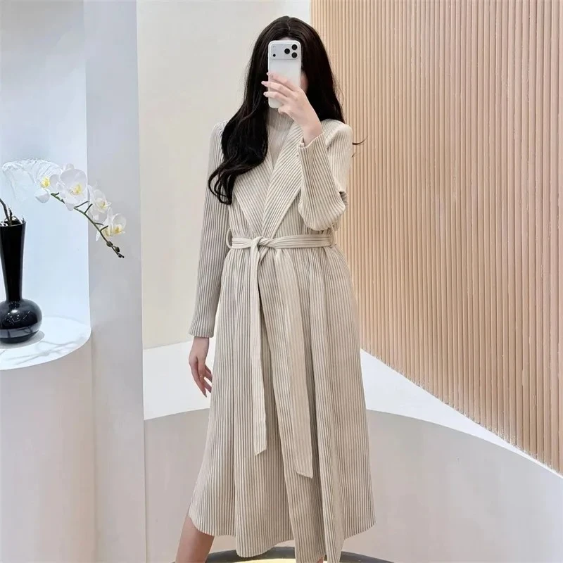 2025 Autumn Winter New Women Trench Solid Color Classic Retro Collar Cardigan Design Pleated Long Coat Fashion Female Clothing
2025 Autumn Winter New Women Trench Solid Color Classic Retro Collar Cardigan Design Pleated Long Coat Fashion Female Clothing
