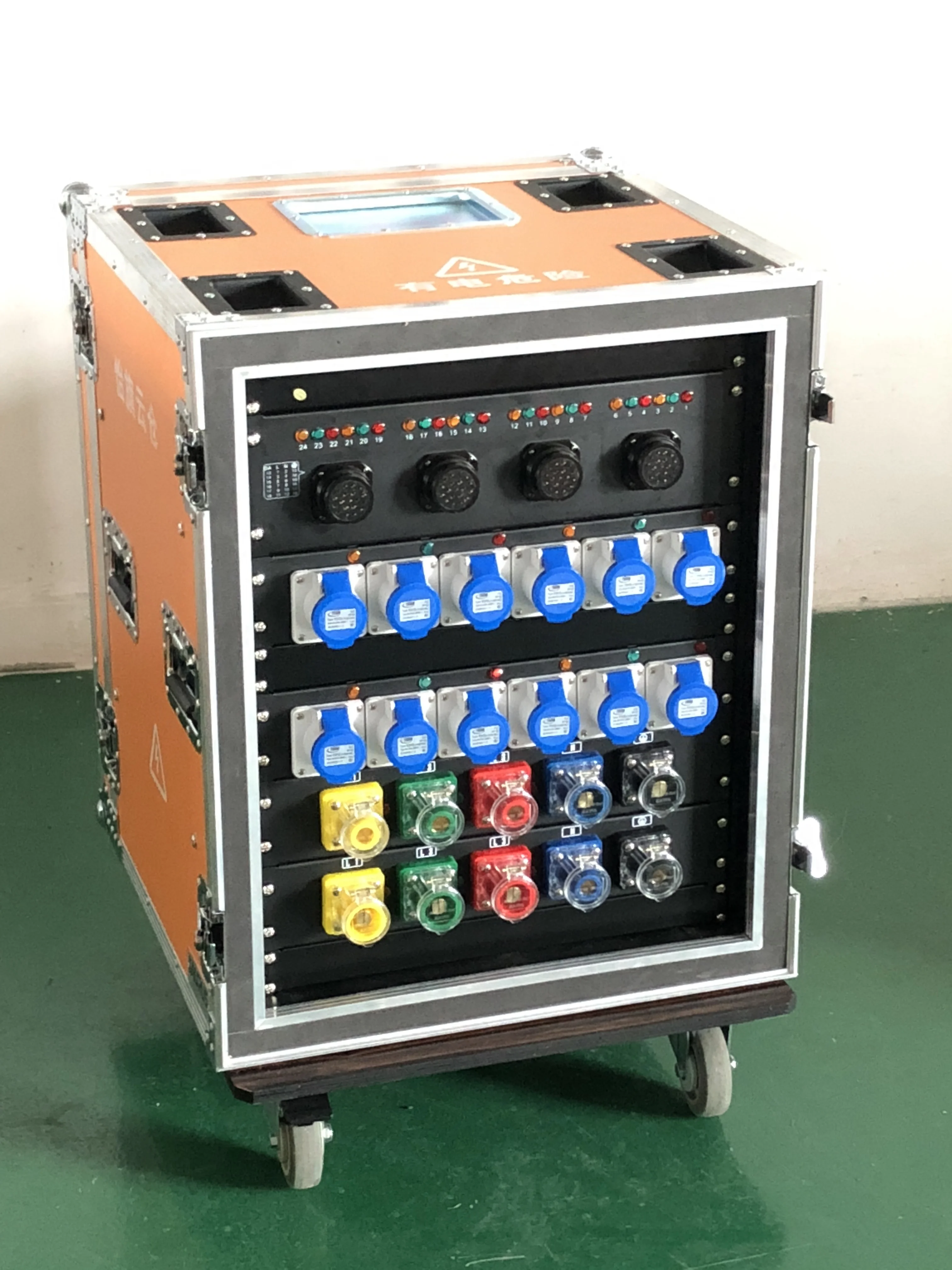 Multi Electrical Equipment 12x 16A CEE 3pin and 4x Socapex Output 36CH CEE Power Rack 5P 400A Stage Power 14U Distribution Box
Multi Electrical Equipment 12x 16A CEE 3pin and 4x Socapex Output 36CH CEE Power Rack 5P 400A Stage Power 14U Distribution Box