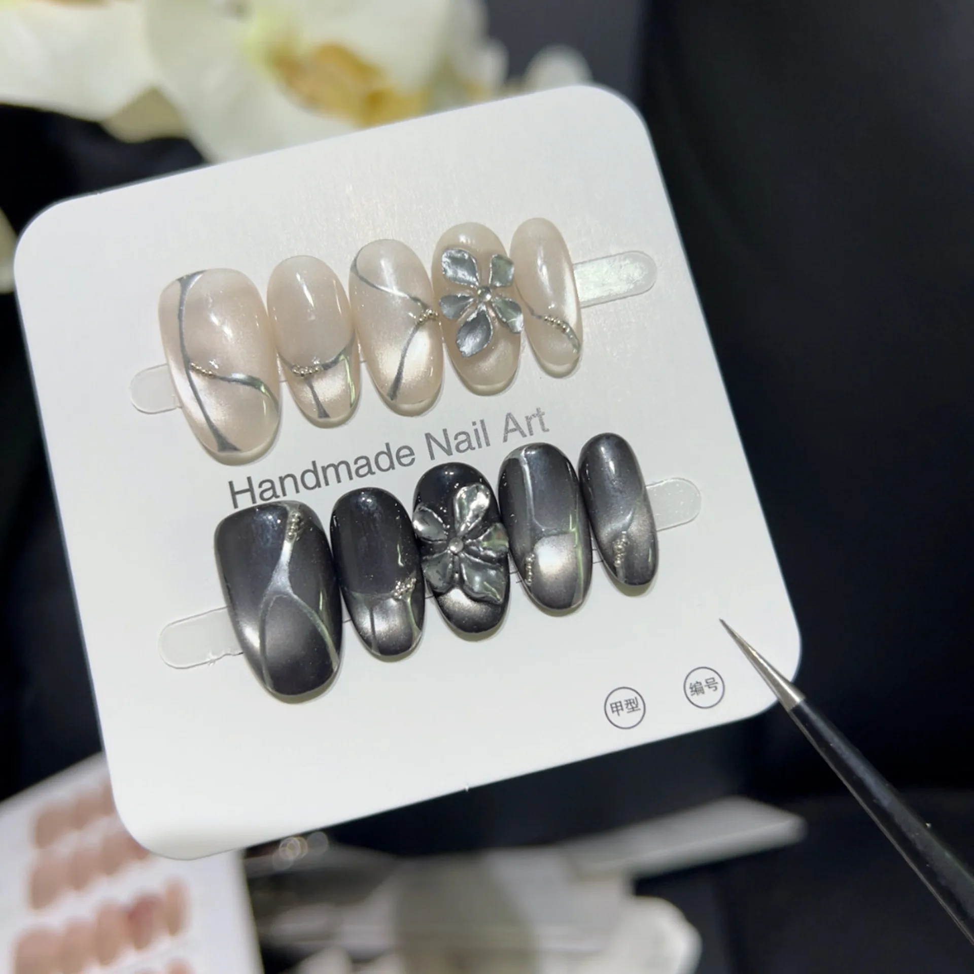 10PCS Black Cat Eye False Nails Metallic Silver 3D Carving Flowers Design Handmade Press on Nails White Short Oval Fake Nail Art
10PCS Black Cat Eye False Nails Metallic Silver 3D Carving Flowers Design Handmade Press on Nails White Short Oval Fake Nail Art