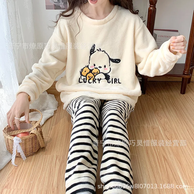 Женский плюшевый пижамный костюм Pochacco Hangyodon с героями мультфильмов, топы и брюки, аниме Kawaii Kuromi, коралловый флис, утепленная теплая домашняя одежда для девочек 
Женский плюшевый пижамный костюм Pochacco Hangyodon с героями мультфильмов, топы и брюки, аниме Kawaii Kuromi, коралловый флис, утепленная теплая домашняя одежда для девочек