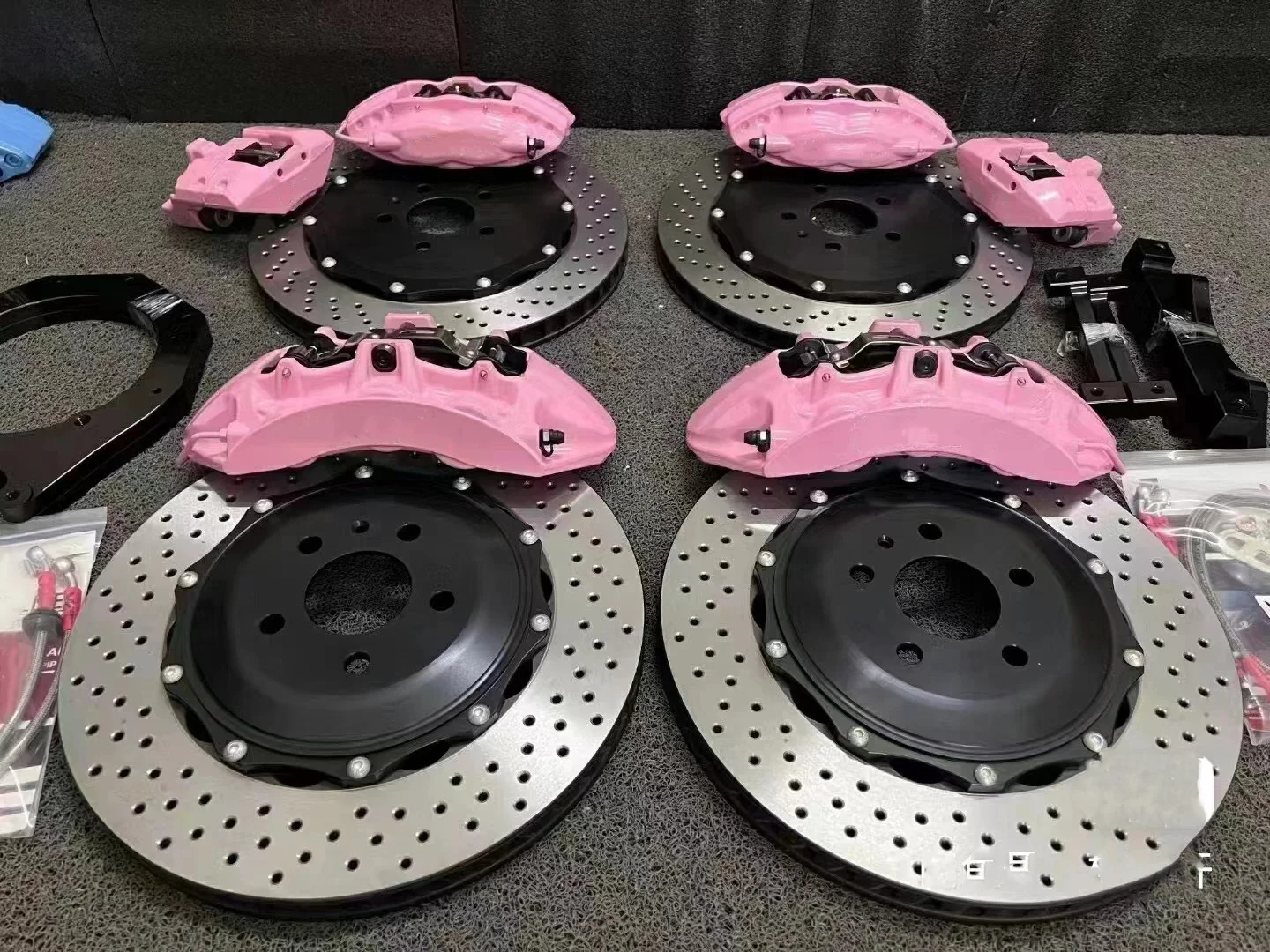 Vehicle brake system V6 brake kit with 355/380/405mm brake disc, suitable for Toyota overbearing 18-21R.
Vehicle brake system V6 brake kit with 355/380/405mm brake disc, suitable for Toyota overbearing 18-21R.