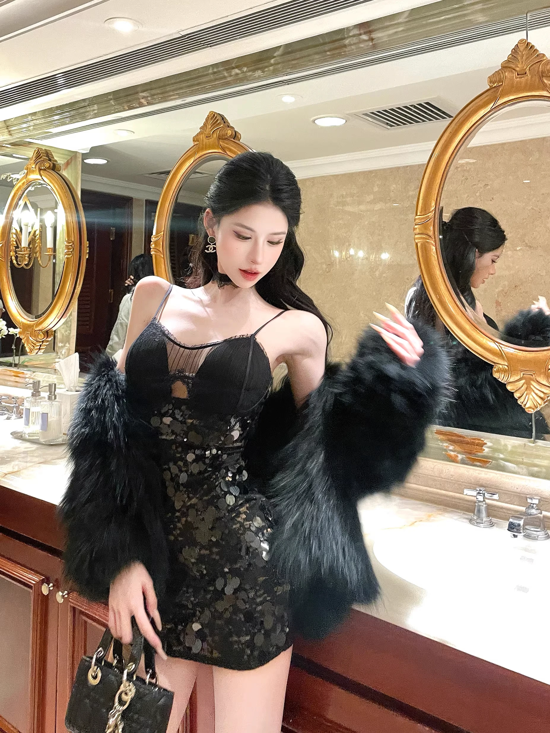 Кружевное платье с пайетками без бретелек для женщин, облегающее, для дня рождения, короткое, с завышенной талией, элегантное, женственное
Кружевное платье с пайетками без бретелек для женщин, облегающее, для дня рождения, короткое, с завышенной талией, элегантное, женственное