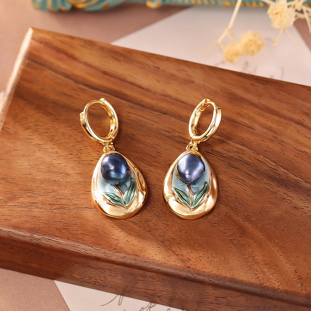 Fashionable and exquisite Monet Garden freshwater pearl earrings, palace style earrings, niche light luxury commuting earrings
Fashionable and exquisite Monet Garden freshwater pearl earrings, palace style earrings, niche light luxury commuting earrings