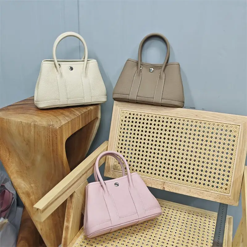 Женская сумка из воловьей кожи с верхним слоем и пельменями в саду, сумка через плечо из воловьей кожи Togo, новинка 2025, сумка из натуральной кожи, европейская сумка
Женская сумка из воловьей кожи с верхним слоем и пельменями в саду, сумка через плечо из воловьей кожи Togo, новинка 2025, сумка из натуральной кожи, европейская сумка