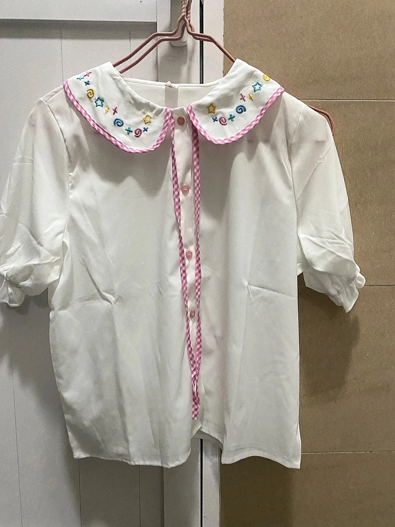 Kimotimo Summer Star Embroidery Peter Pan Collar Plaid Tied Shirt Women Japanese Sweet Casual Short Sleeve Versatile Crop Tops
Kimotimo Summer Star Embroidery Peter Pan Collar Plaid Tied Shirt Women Japanese Sweet Casual Short Sleeve Versatile Crop Tops
