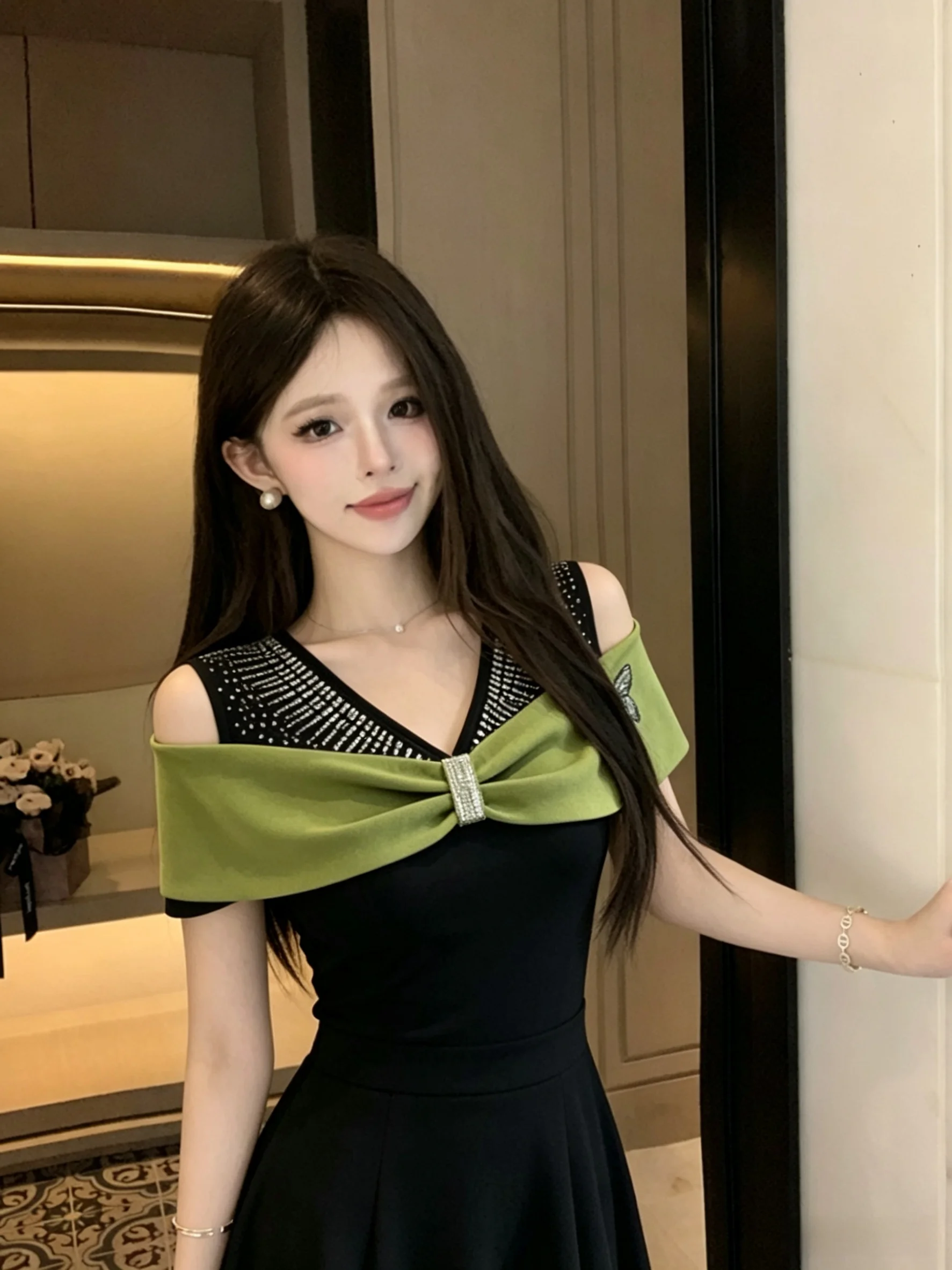 Summer Women's Sexy V-Neck Shoulder Bared Shiny Rhinestone Top Knot Slimming Personality Chiffon Shirt Trendy
Summer Women's Sexy V-Neck Shoulder Bared Shiny Rhinestone Top Knot Slimming Personality Chiffon Shirt Trendy