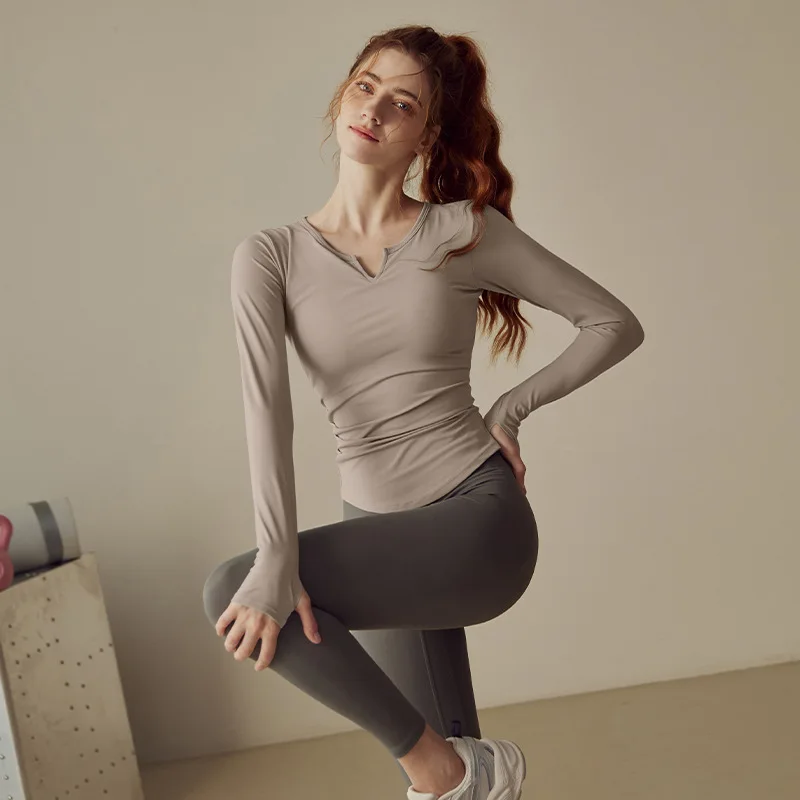 Women's spring and fall sports long sleeve T-shirt with chest pad yoga wear professional Pilates training fitness running V-neck
Women's spring and fall sports long sleeve T-shirt with chest pad yoga wear professional Pilates training fitness running V-neck