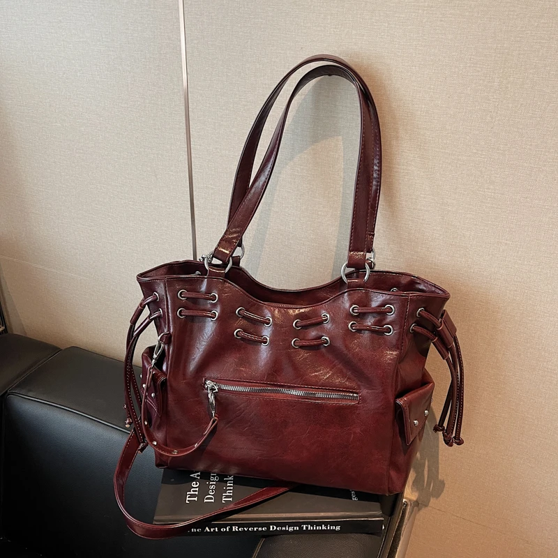 Сплошной цвет из искусственной кожи на молнии, повседневная сумка-тоут, 2026, новые трендовые сумки на плечо, большая вместительность, темпераментные сумки в мотоциклетном стиле
Сплошной цвет из искусственной кожи на молнии, повседневная сумка-тоут, 2026, новые трендовые сумки на плечо, большая вместительность, темпераментные сумки в мотоциклетном стиле