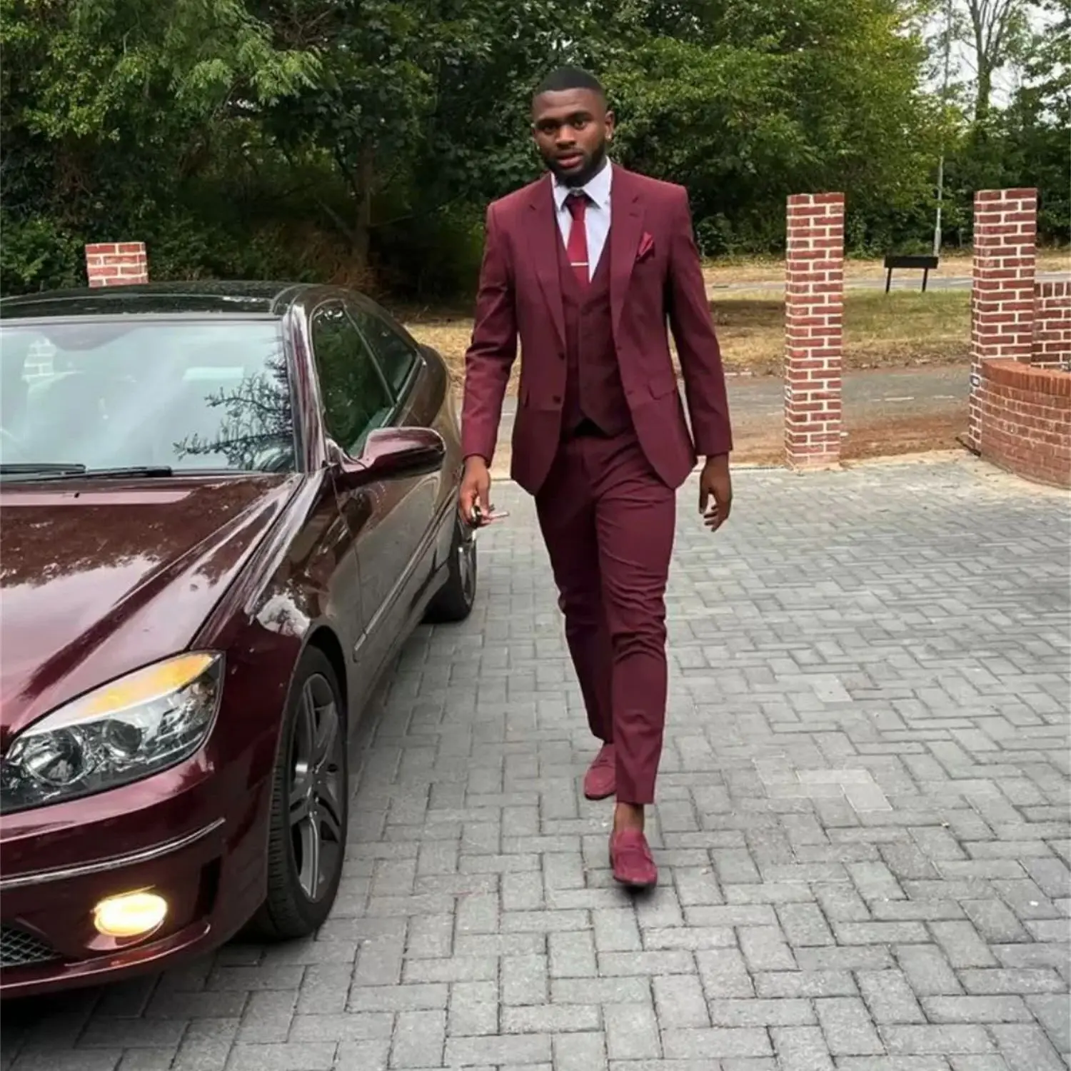 Мужские костюмы винно-красного цвета по индивидуальному заказу, костюм из трех предметов для выпускного вечера для мужчин, элегантный пиджак, смокинг, пальто + жилет + брюки
Мужские костюмы винно-красного цвета по индивидуальному заказу, костюм из трех предметов для выпускного вечера для мужчин, элегантный пиджак, смокинг, пальто + жилет + брюки