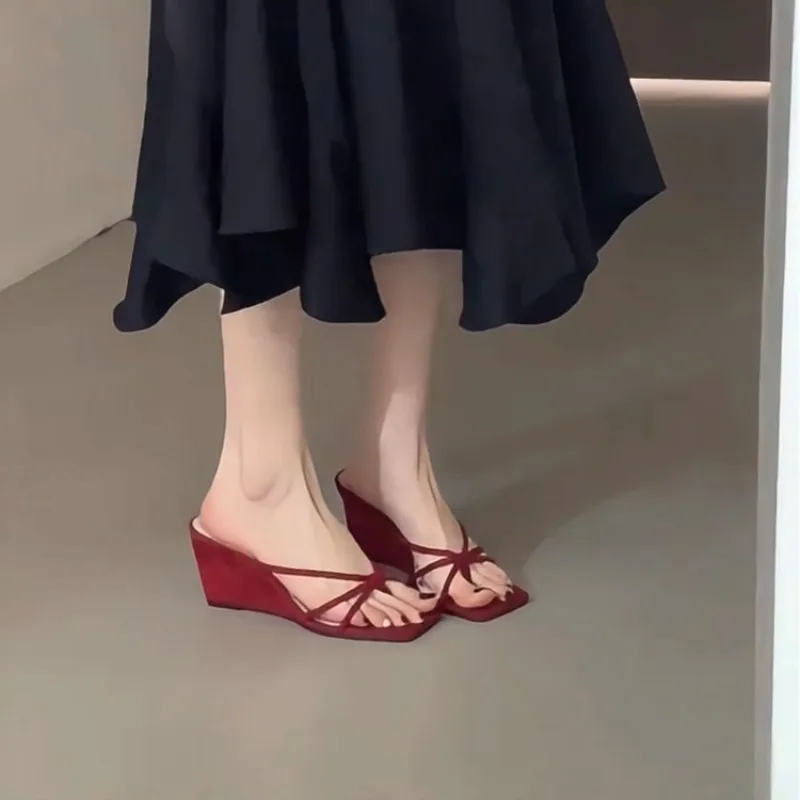 The 2026 new style of thick-soled flip-flops for women's outerwear, retro flip-flops with thin straps and wedge heels
The 2026 new style of thick-soled flip-flops for women's outerwear, retro flip-flops with thin straps and wedge heels