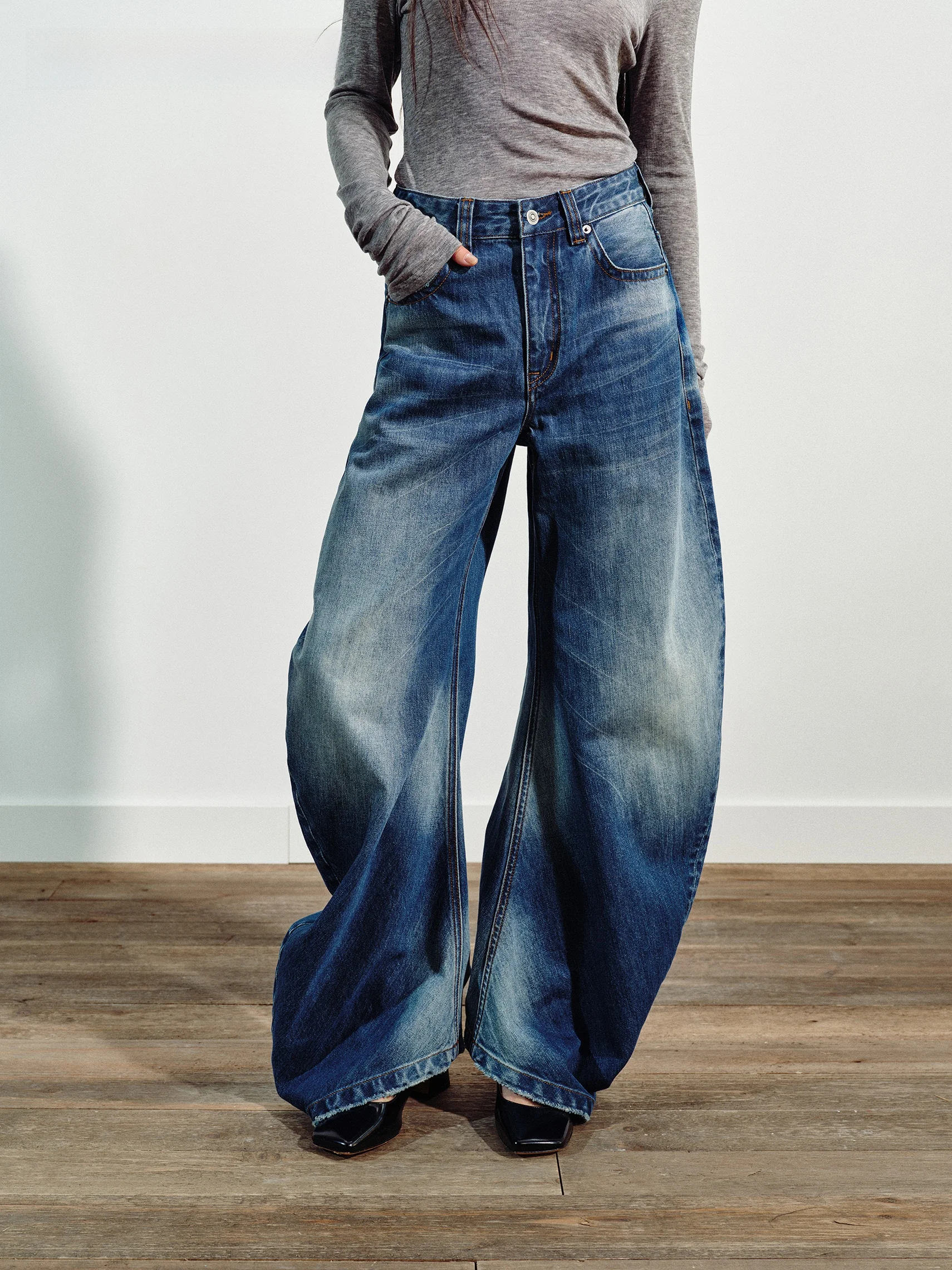 Classic Vermo Loose Washed Denim Jeans Rotating Twist Silhouette Vintage Cotton Natural Waist Zipper Neutral All Seasons
Classic Vermo Loose Washed Denim Jeans Rotating Twist Silhouette Vintage Cotton Natural Waist Zipper Neutral All Seasons
