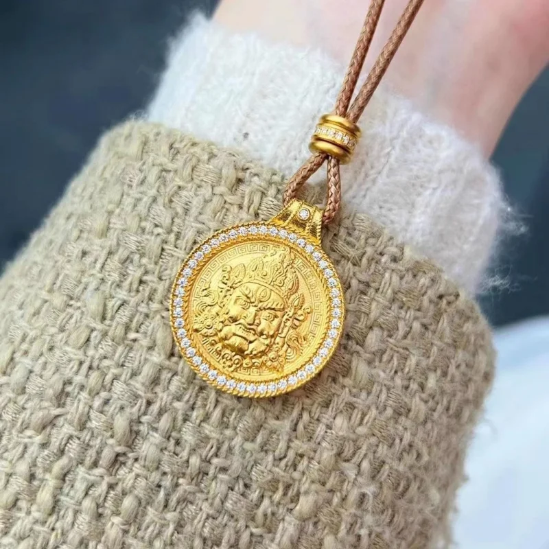 Tibetan ethnic style Yellow Wealth God Zaki Lhamo gold pendant, unique niche design, versatile accessory necklace
Tibetan ethnic style Yellow Wealth God Zaki Lhamo gold pendant, unique niche design, versatile accessory necklace