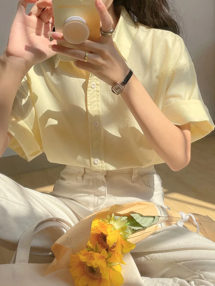Женская летняя тонкая рубашка в стиле ретро, желтого цвета, с коротким рукавом, свободного кроя, однотонная, с пуговицами, повседневная.
Женская летняя тонкая рубашка в стиле ретро, желтого цвета, с коротким рукавом, свободного кроя, однотонная, с пуговицами, повседневная.
