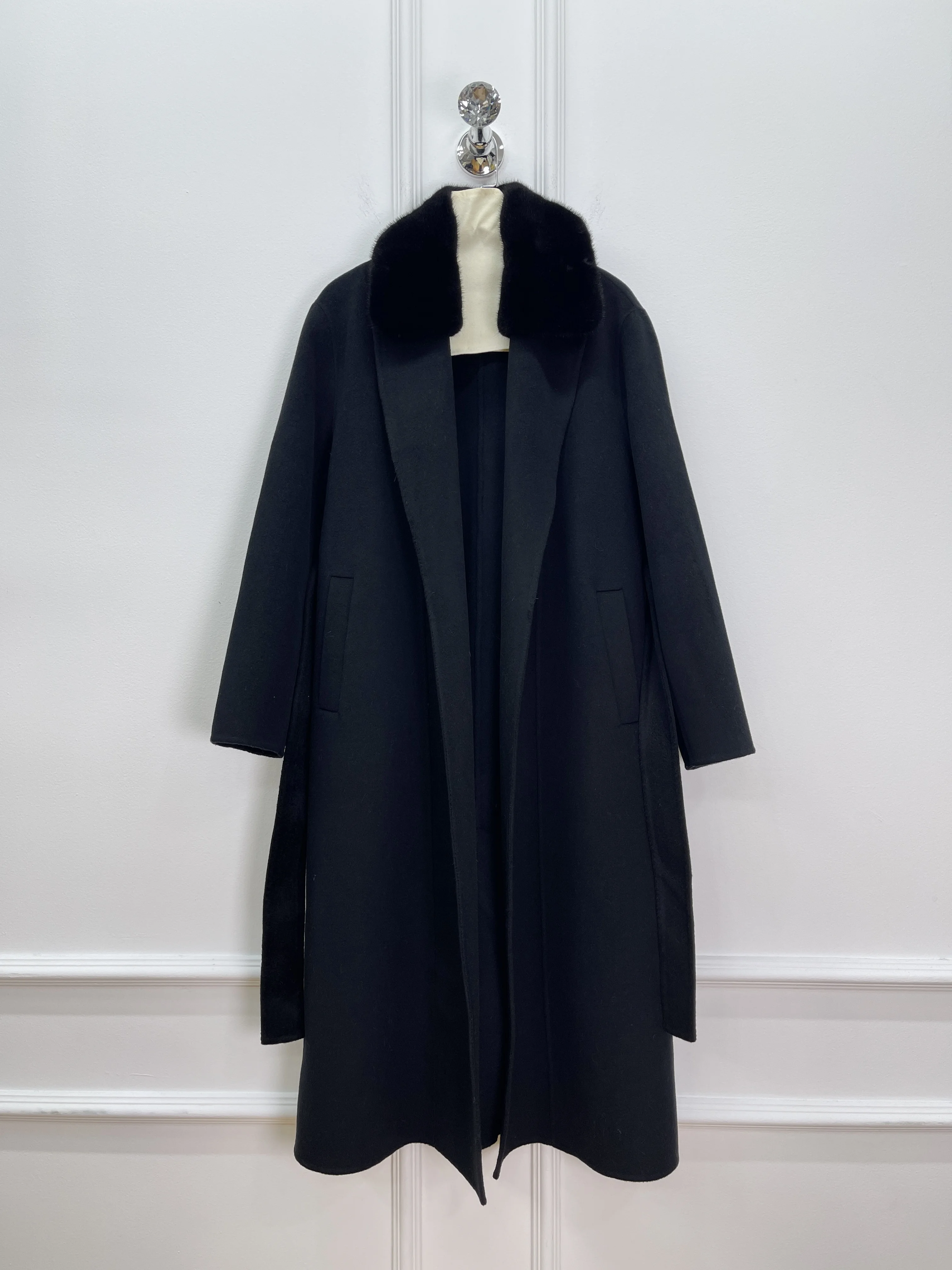 Женское кашемировое пальто средней длины со съемным норковым воротником, элегантный и универсальный топ на осень и зиму
Женское кашемировое пальто средней длины со съемным норковым воротником, элегантный и универсальный топ на осень и зиму