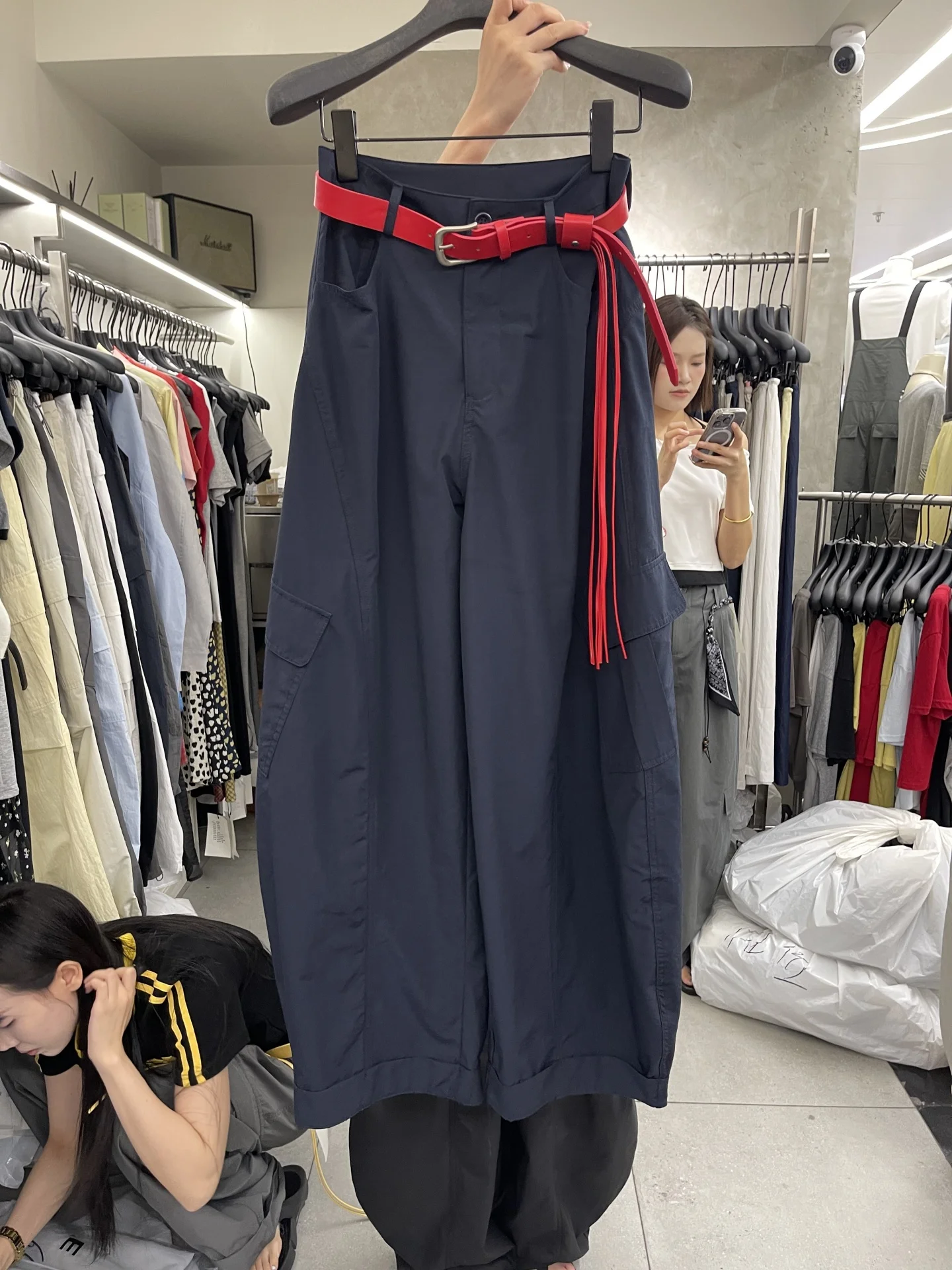 Брюки-карго с высокой талией и широкими штанинами, быстросохнущие, свободного кроя, повседневные, прямые, с манжетами, Dongda Gate, ранняя осень 2025
Брюки-карго с высокой талией и широкими штанинами, быстросохнущие, свободного кроя, повседневные, прямые, с манжетами, Dongda Gate, ранняя осень 2025