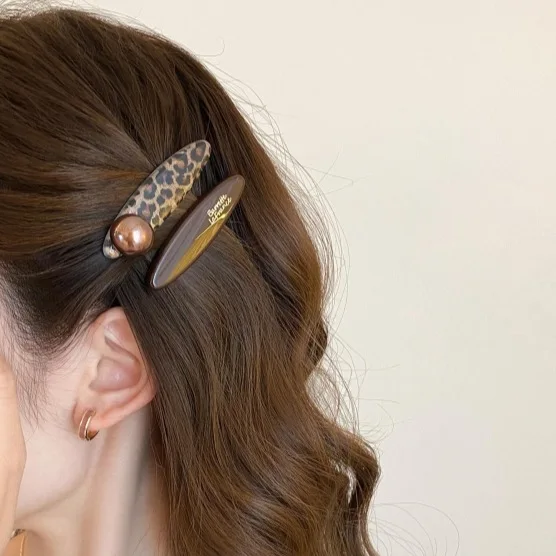 Hair Clip Leopard Print Oval Round Bead Vintage Resin Side Fringe Duckbill for Women Premium Lightweight Durable Elegant
Hair Clip Leopard Print Oval Round Bead Vintage Resin Side Fringe Duckbill for Women Premium Lightweight Durable Elegant